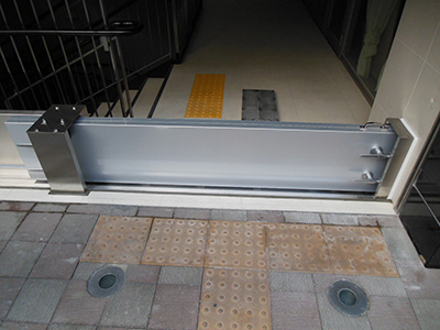 スライド式止水板