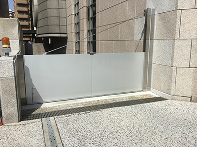 スイング式止水板